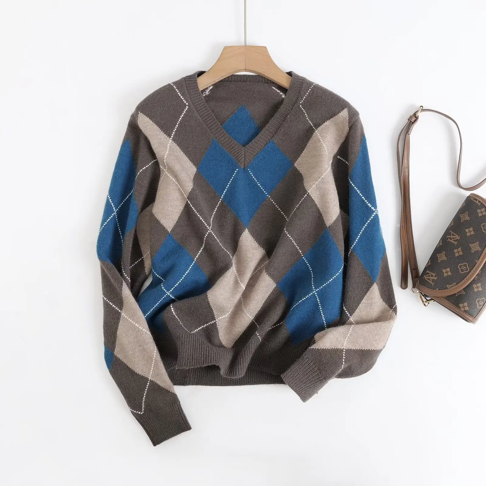 Ethereal MD 2025 massidutti women's spring new style of American college style diamond-patterned retro V-neck sweater
Ethereal MD 2025 massidutti women's spring new style of American college style diamond-patterned retro V-neck sweater