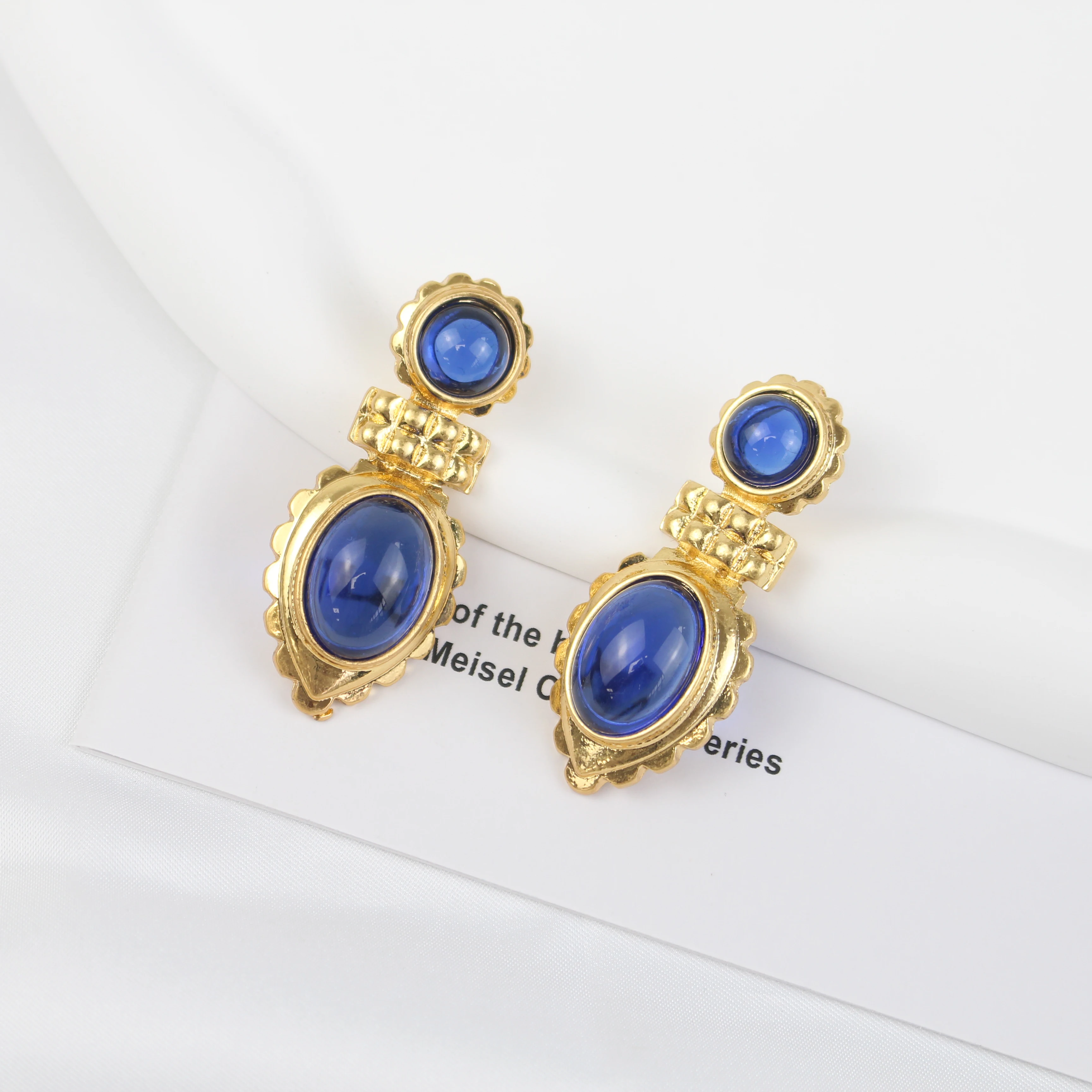 Atmospheric retro stud earrings, elegant temperament, fashionable personality, delicate and versatile personality earrings
Atmospheric retro stud earrings, elegant temperament, fashionable personality, delicate and versatile personality earrings