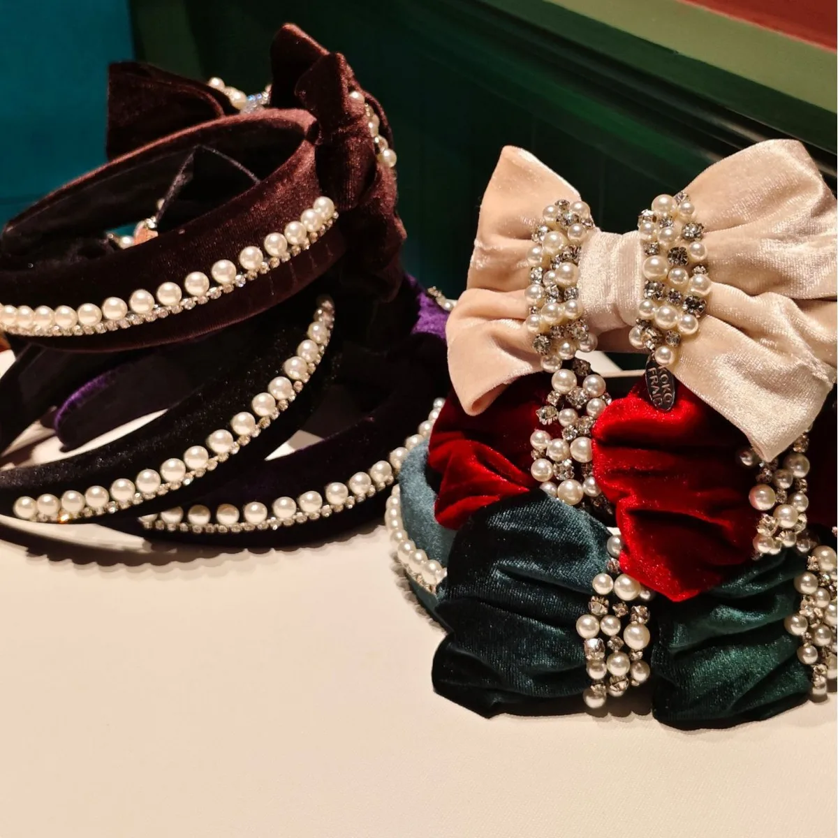 Winter New Vintage Velvet Bow Pearl Diamond Headband Heavy Craft Luxury Hair Accessory
Winter New Vintage Velvet Bow Pearl Diamond Headband Heavy Craft Luxury Hair Accessory