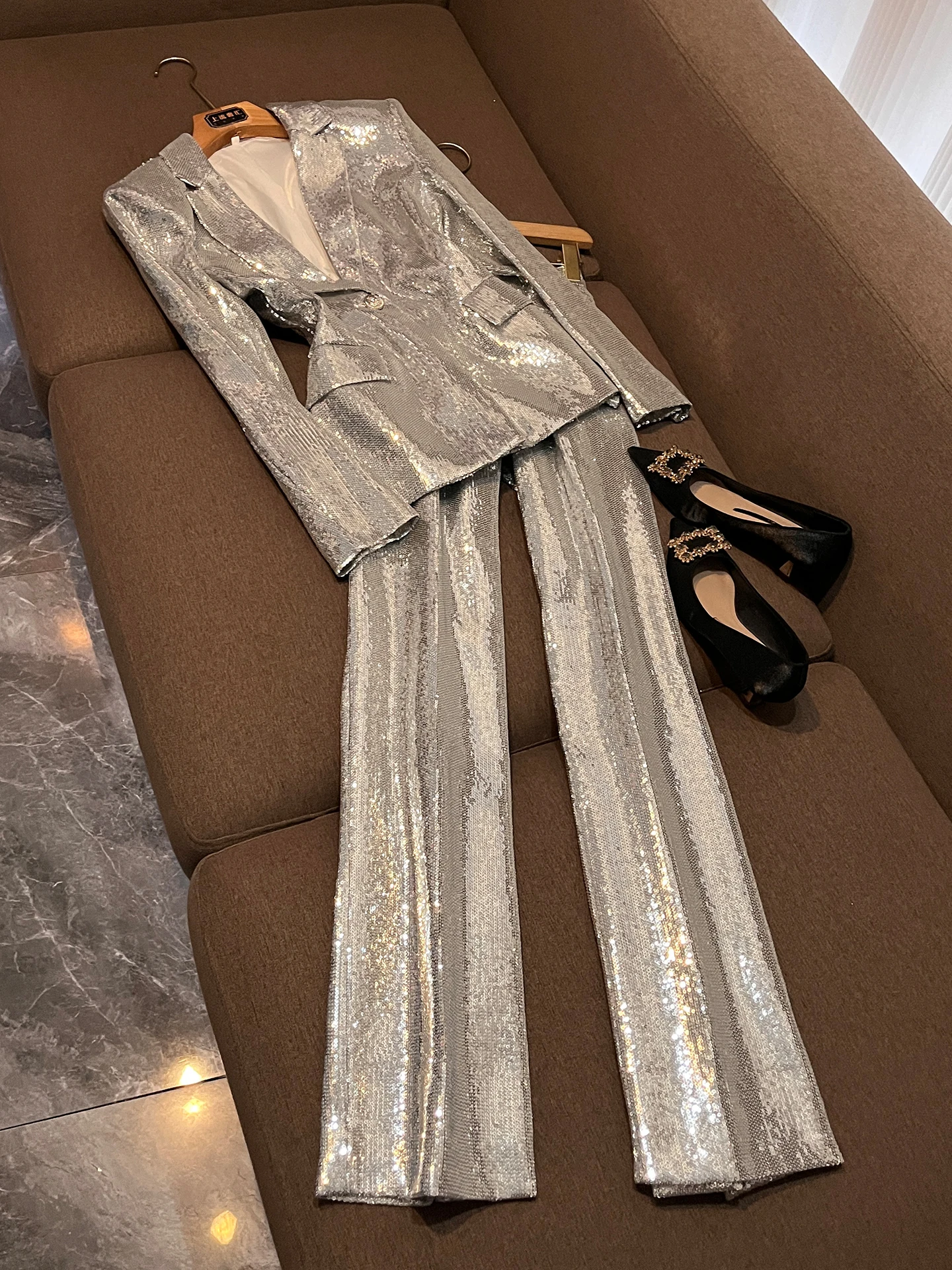 Elegant Silver Sequin Set Slim Fit Two-Piece Suit for Women Showbiz Fashionable Long Pants High Quality Chinese Manufacturer
Elegant Silver Sequin Set Slim Fit Two-Piece Suit for Women Showbiz Fashionable Long Pants High Quality Chinese Manufacturer