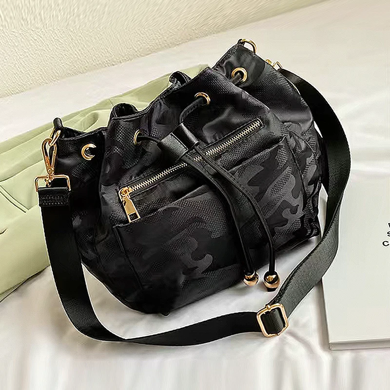 The new camouflage trendy portable and crossbody dumpling bag is suitable for daily shopping and outdoor activities
The new camouflage trendy portable and crossbody dumpling bag is suitable for daily shopping and outdoor activities