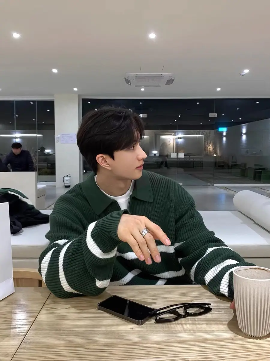 Korean semi-zipper striped color-blocking men's autumn and winter style trendy and versatile warm lapel sweater jacket
Korean semi-zipper striped color-blocking men's autumn and winter style trendy and versatile warm lapel sweater jacket