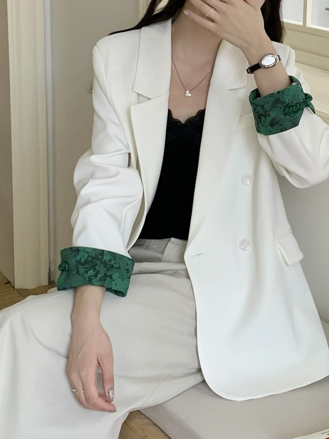 Ele, белый повседневный женский костюм Jaet, весна-осень 2023, новый свободный крой, топ на пуговицах в китайском национальном стиле
Ele, белый повседневный женский костюм Jaet, весна-осень 2023, новый свободный крой, топ на пуговицах в китайском национальном стиле