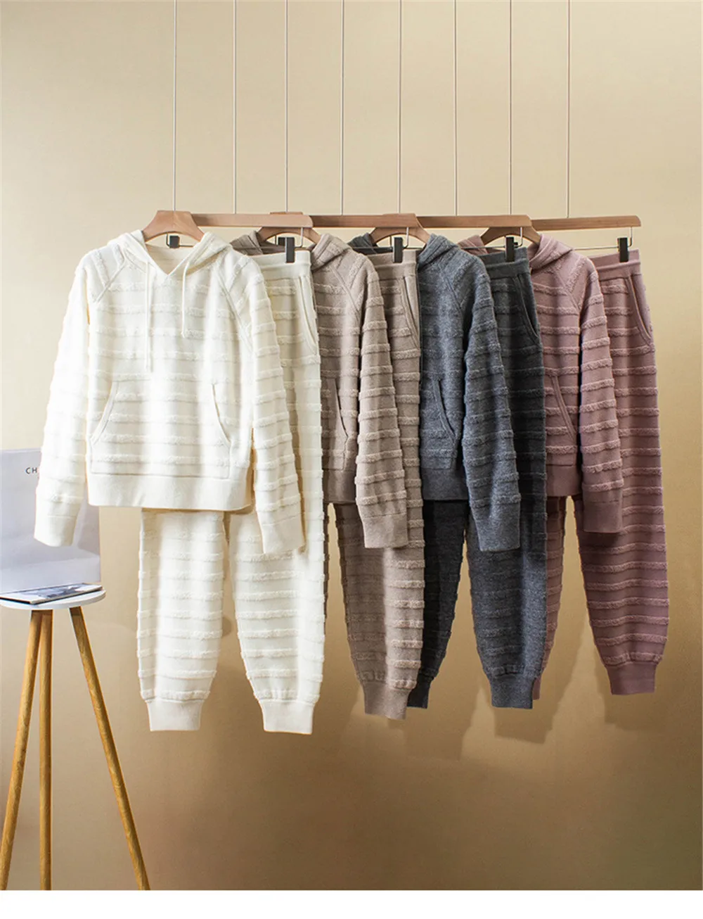 Женский зимний новый свободный вязаный топ из 100% кашемира с капюшоном + повседневные брюки с эластичной резинкой на талии, комплект из двух предметов
Женский зимний новый свободный вязаный топ из 100% кашемира с капюшоном + повседневные брюки с эластичной резинкой на талии, комплект из двух предметов