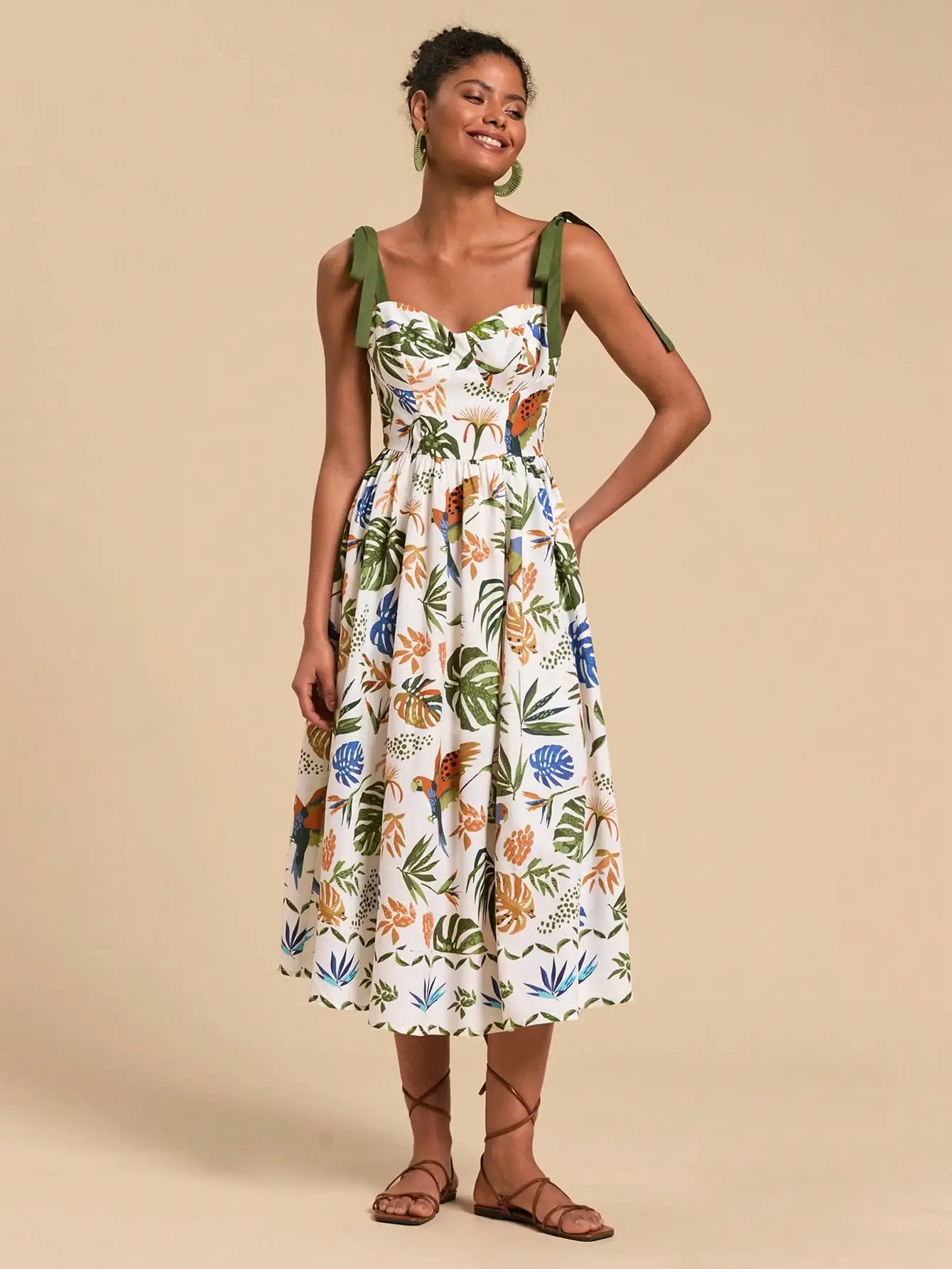 Платье-миди на бретельках с принтом тропических листьев и попугаев, в стиле бохо, для отпуска
Платье-миди на бретельках с принтом тропических листьев и попугаев, в стиле бохо, для отпуска