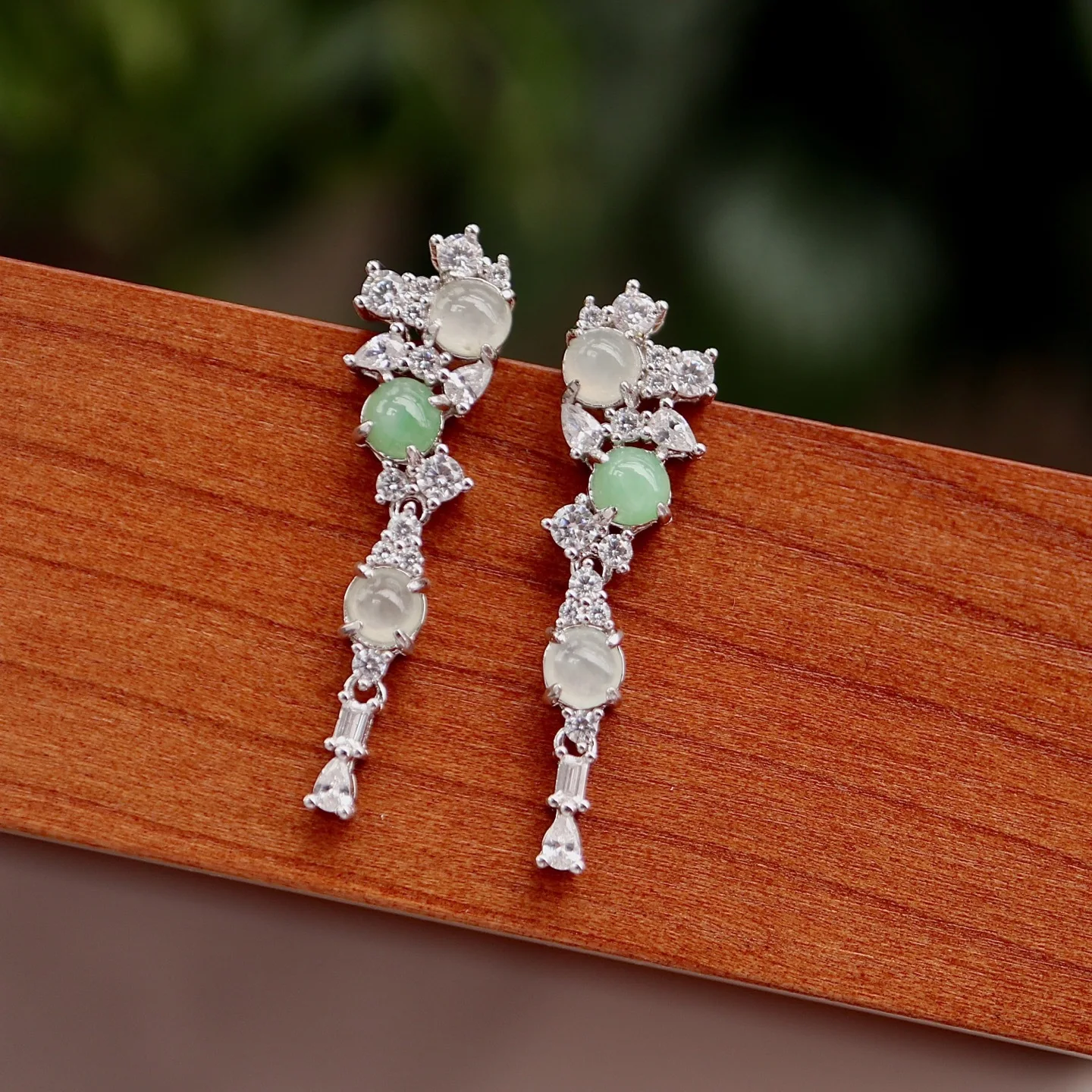 Natural Burmese High Ice Jade Sterling Silver Stud Earrings Tassel Design Bean Green White Ice Fee Crispy Earrings Earbags
Natural Burmese High Ice Jade Sterling Silver Stud Earrings Tassel Design Bean Green White Ice Fee Crispy Earrings Earbags