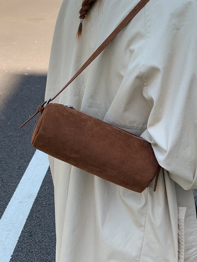 Solid Color Suede Frosted Cylindrical Bag Fashion Large Capacity Women Shoulder Bags Trendy Commuting Shopping Crossbody Pack
Solid Color Suede Frosted Cylindrical Bag Fashion Large Capacity Women Shoulder Bags Trendy Commuting Shopping Crossbody Pack