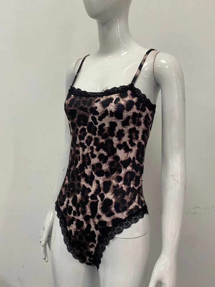Sexy and hot women's leopard print tight vest, fashionable high street American style pants, clothing lace border
Sexy and hot women's leopard print tight vest, fashionable high street American style pants, clothing lace border
