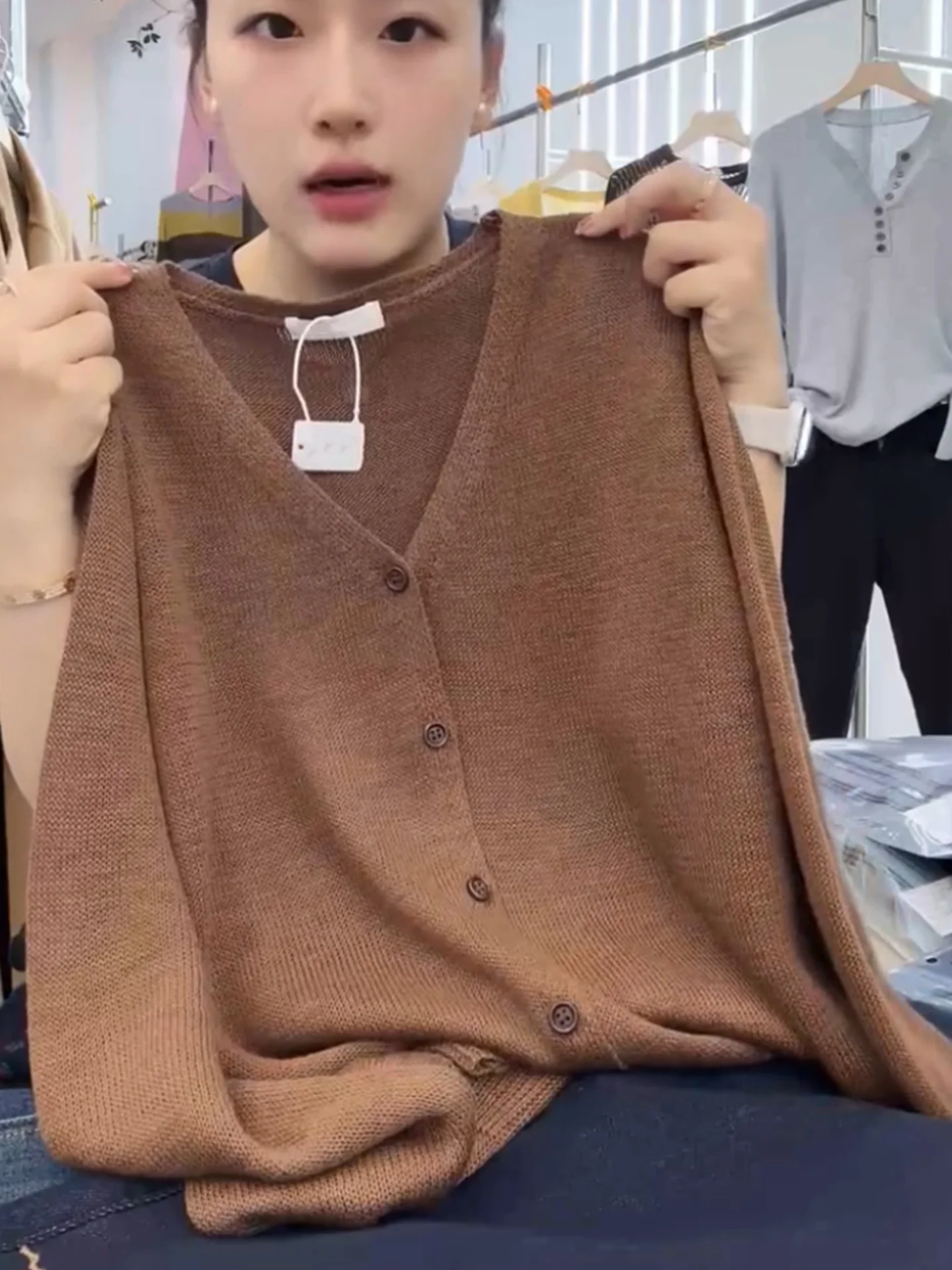 Утепленный вязаный кардиган с длинными рукавами для женщин, универсальная верхняя одежда на осень, на одной пуговице, с открытыми рукавами, модный
Утепленный вязаный кардиган с длинными рукавами для женщин, универсальная верхняя одежда на осень, на одной пуговице, с открытыми рукавами, модный