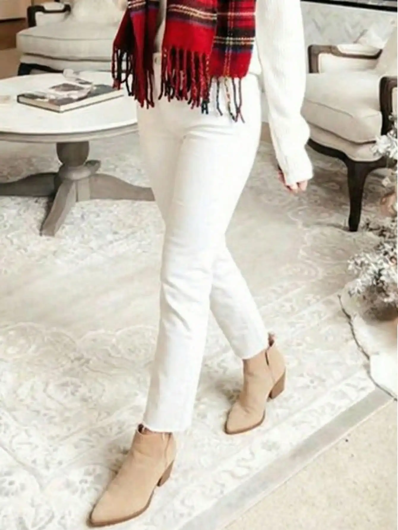 Женские облегающие джинсы прямого кроя из эластичной ткани с бахромой по низу для повседневной носки
Женские облегающие джинсы прямого кроя из эластичной ткани с бахромой по низу для повседневной носки