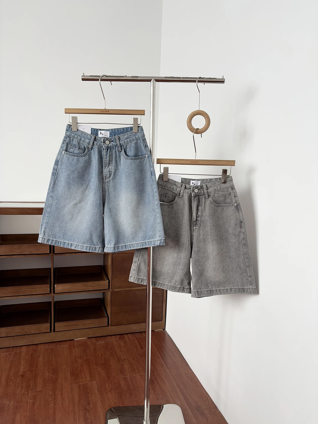Diyi Retro Washed High Waist Straight Leg Denim Shorts Women Summer 2026 New Style And Clean Look Five Inch Pants
Diyi Retro Washed High Waist Straight Leg Denim Shorts Women Summer 2026 New Style And Clean Look Five Inch Pants