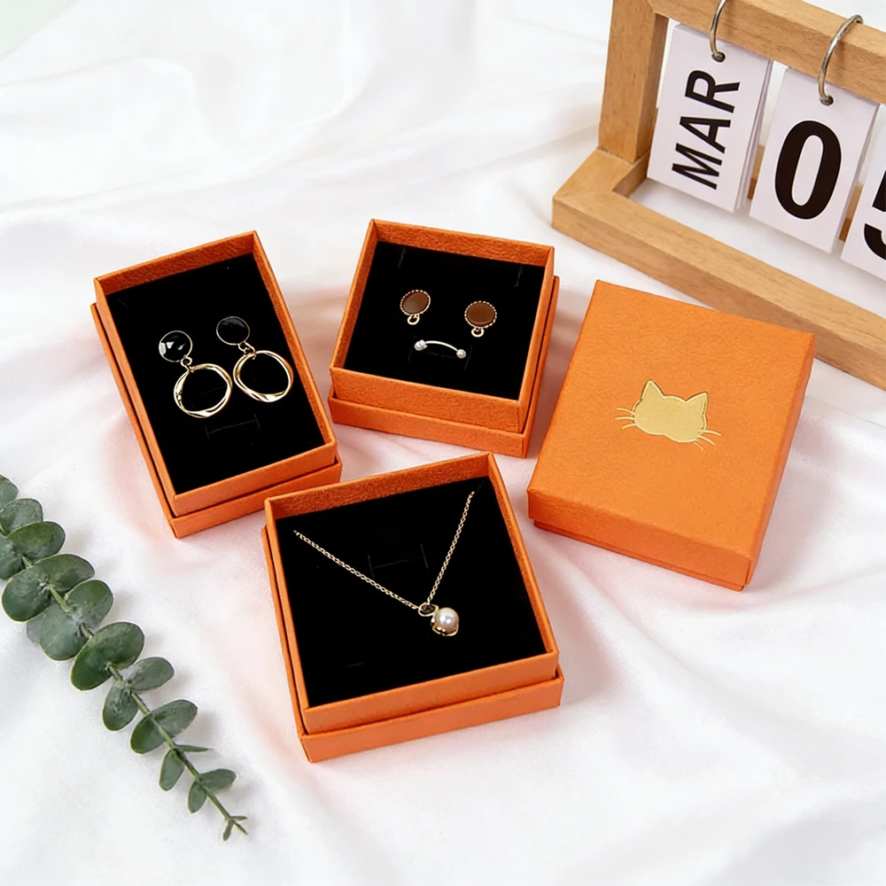 50Pcs Custom Logo Luxury Travel Jewelry Box 7x7x3cm Textured Paper Storage Gift Organizer Earrings Rings Packaging for Jewellery
50Pcs Custom Logo Luxury Travel Jewelry Box 7x7x3cm Textured Paper Storage Gift Organizer Earrings Rings Packaging for Jewellery