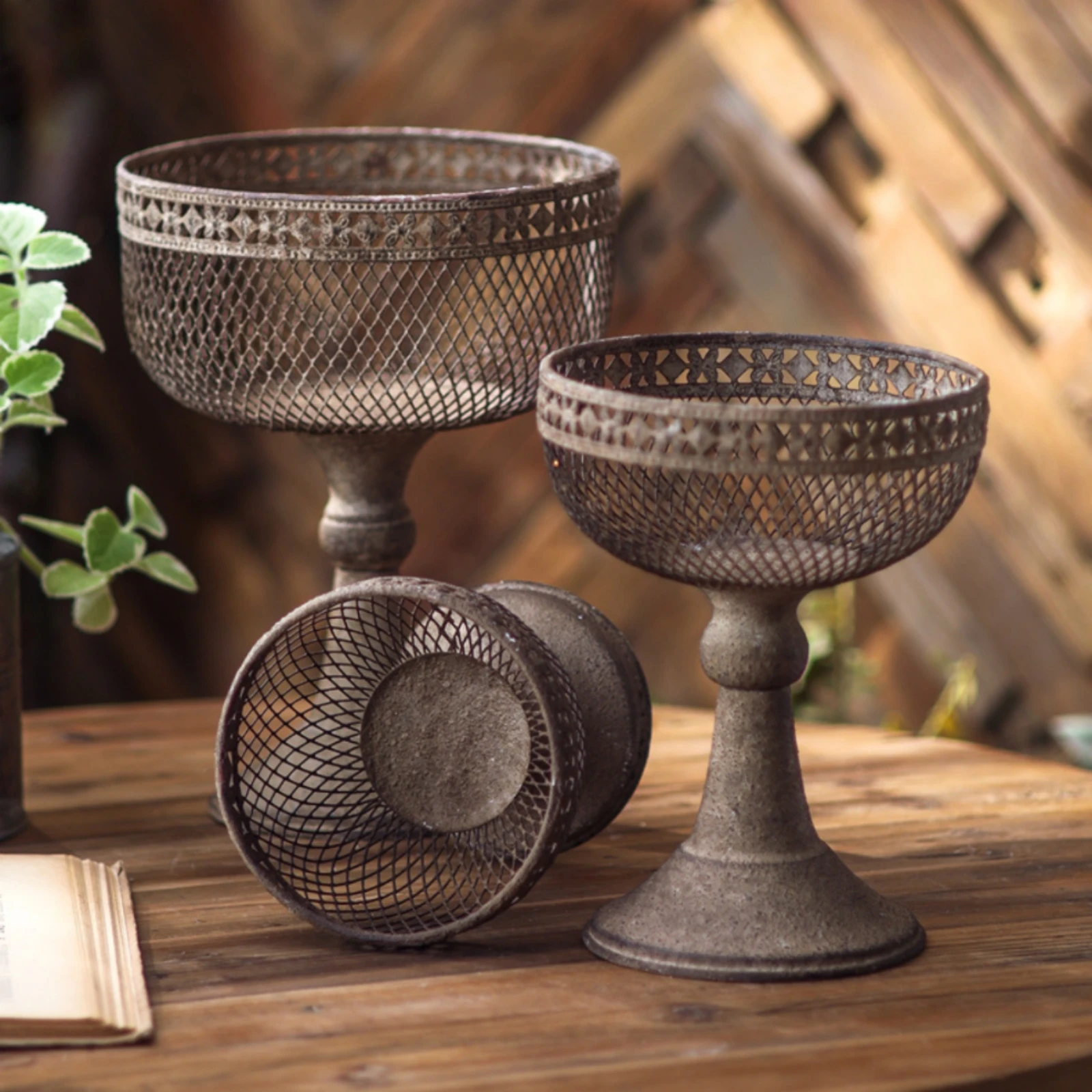 Decorative Iron Planter Distressed Finish Pedestal Planter Home Decoration Raised Design Indoor Outdoor Use
Decorative Iron Planter Distressed Finish Pedestal Planter Home Decoration Raised Design Indoor Outdoor Use
