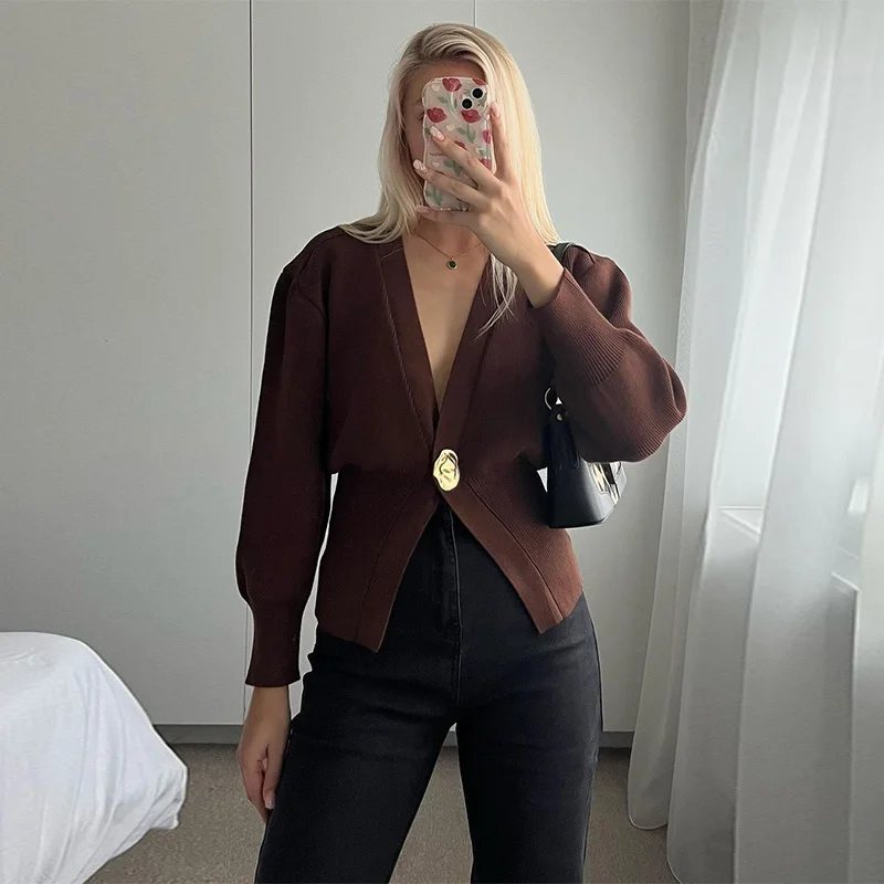 Elegant Solid V-neck Metal Buttons Knit Cardigan Fashion Slim Lantern Long Sleeve Sweater 2024 Autumn Female Chic Knitwear
Elegant Solid V-neck Metal Buttons Knit Cardigan Fashion Slim Lantern Long Sleeve Sweater 2024 Autumn Female Chic Knitwear