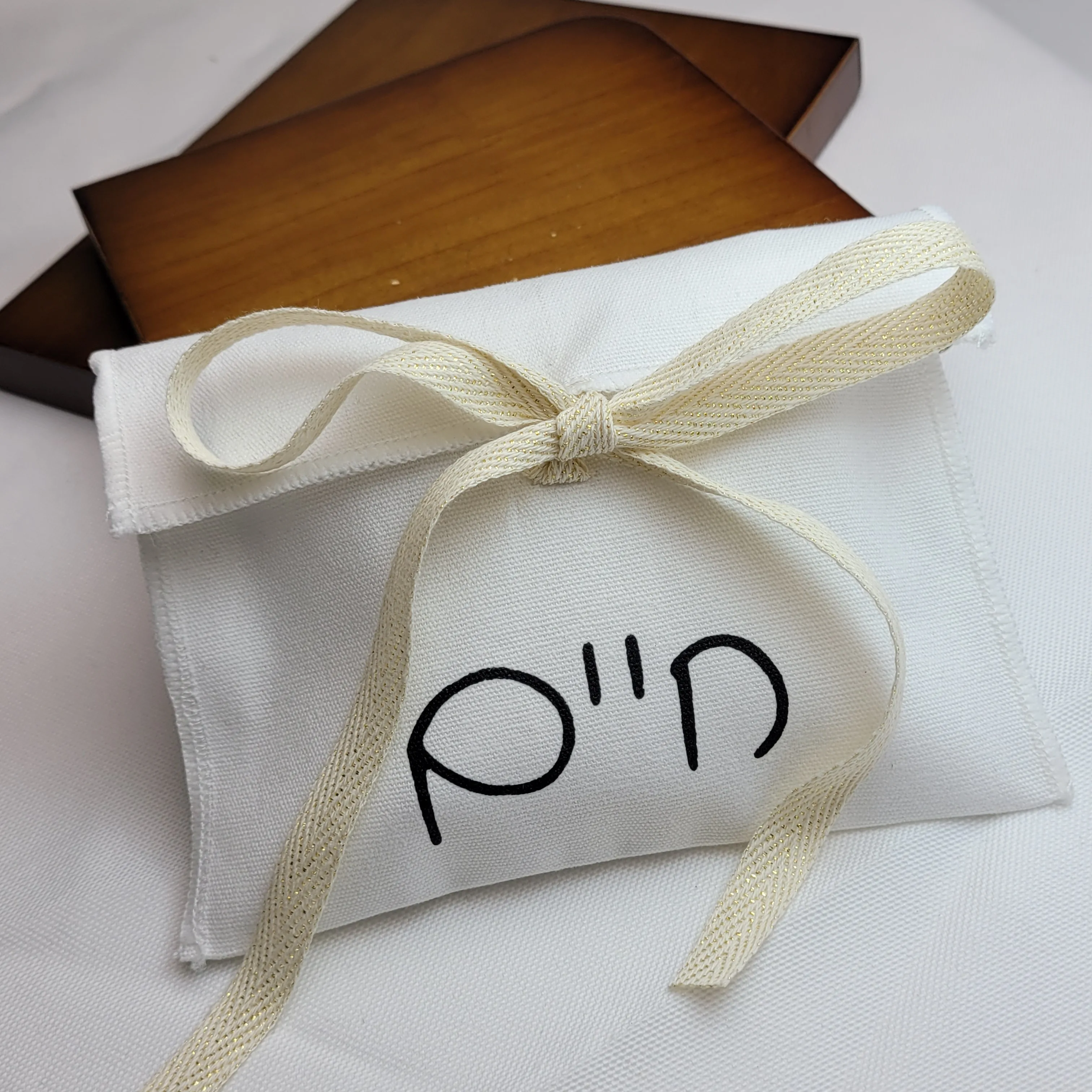 Custom Logo White cotton flap bag with beige shimmering ribbon Envelope Cosmetic Gift Packaging Bag With Bow Luxury Jewelry bag
Custom Logo White cotton flap bag with beige shimmering ribbon Envelope Cosmetic Gift Packaging Bag With Bow Luxury Jewelry bag