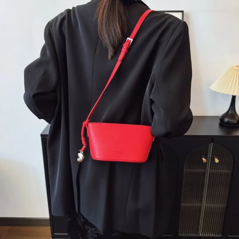 Роскошная винтажная сумка через плечо, женская элитная элегантная нишевая сумка, большая вместительная сумка для покупок, путешествий и отдыха
Роскошная винтажная сумка через плечо, женская элитная элегантная нишевая сумка, большая вместительная сумка для покупок, путешествий и отдыха