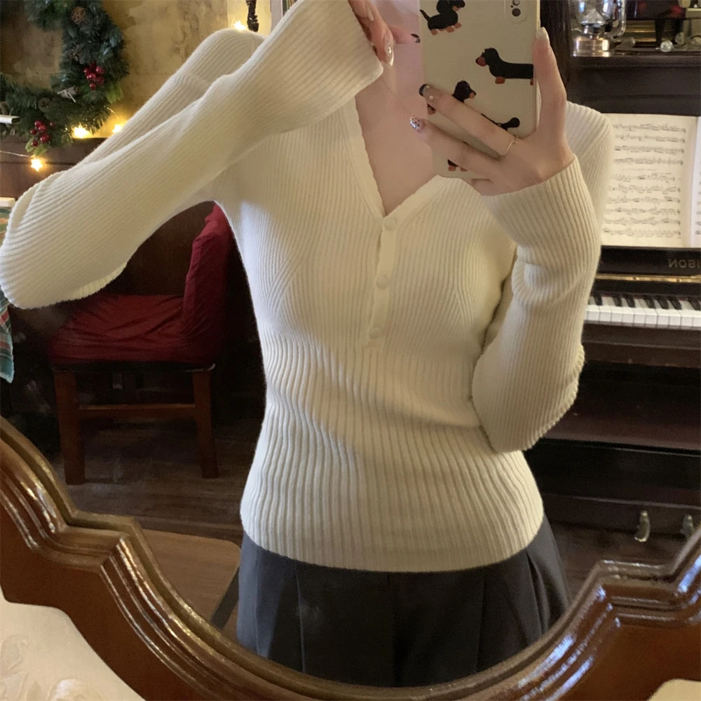 Niche Unique Button Decoration V-neck Fitting Top Women's Temperament Commuting Waist Cinching Slim Long Sleeve Knitted Top
Niche Unique Button Decoration V-neck Fitting Top Women's Temperament Commuting Waist Cinching Slim Long Sleeve Knitted Top