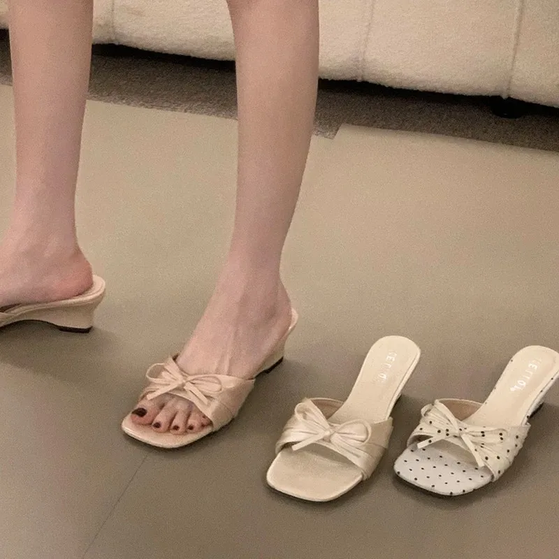 Bow Flip-Flops Women's Outside Wear 2026 New Wedge French Gentle Temperament Sandals
Bow Flip-Flops Women's Outside Wear 2026 New Wedge French Gentle Temperament Sandals