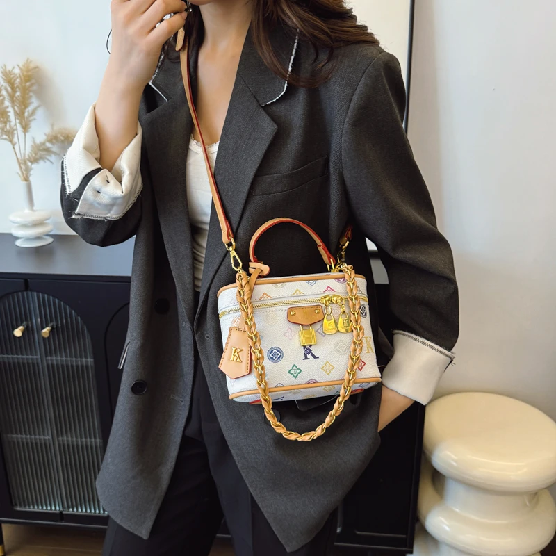 High quality crossbody bag for women retro design zipper shoulder bag with letter logo and adjustable shoulder strap
High quality crossbody bag for women retro design zipper shoulder bag with letter logo and adjustable shoulder strap