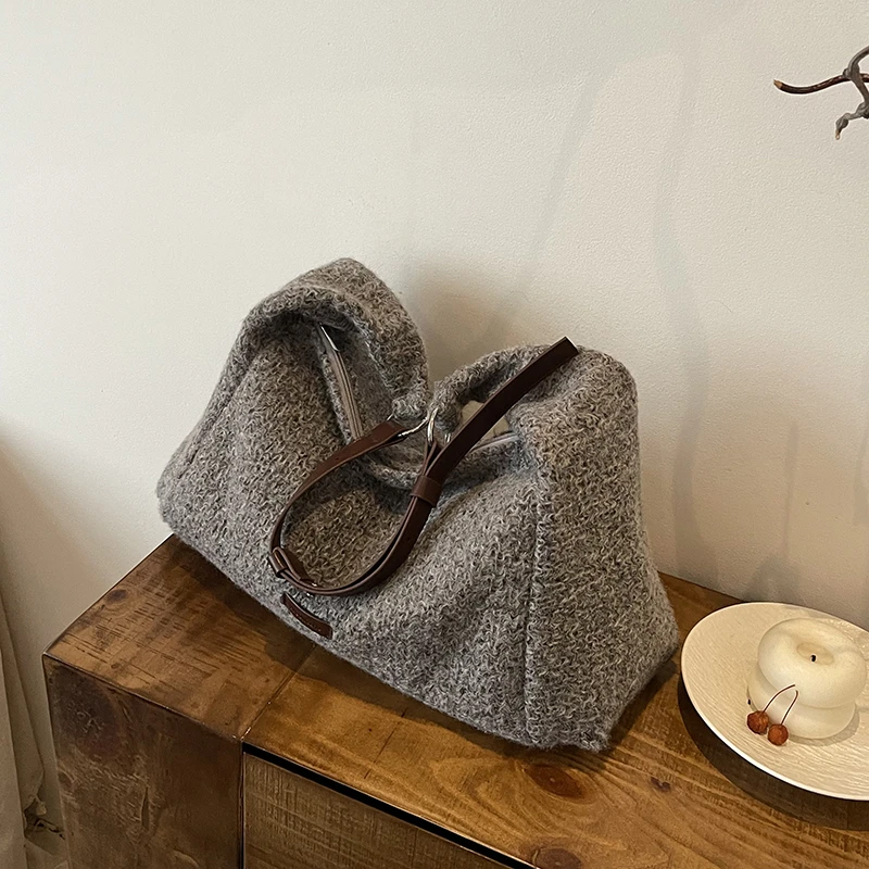 Повседневные однотонные сумки-тоут с внутренним отделением, швейные нитки, сумки высокого качества 2025, бархатные женские сумки на молнии
Повседневные однотонные сумки-тоут с внутренним отделением, швейные нитки, сумки высокого качества 2025, бархатные женские сумки на молнии