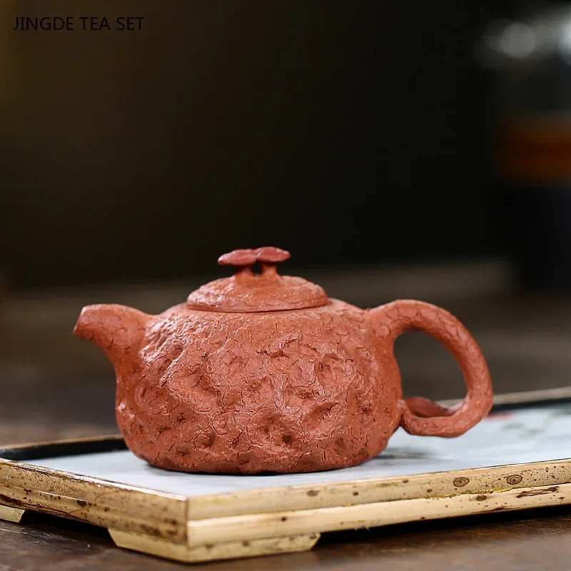 1PCS 200ML Yixing raw ore red clay hand carved modern creative irregular shaped purple clay tea pot zisha tea set
1PCS 200ML Yixing raw ore red clay hand carved modern creative irregular shaped purple clay tea pot zisha tea set