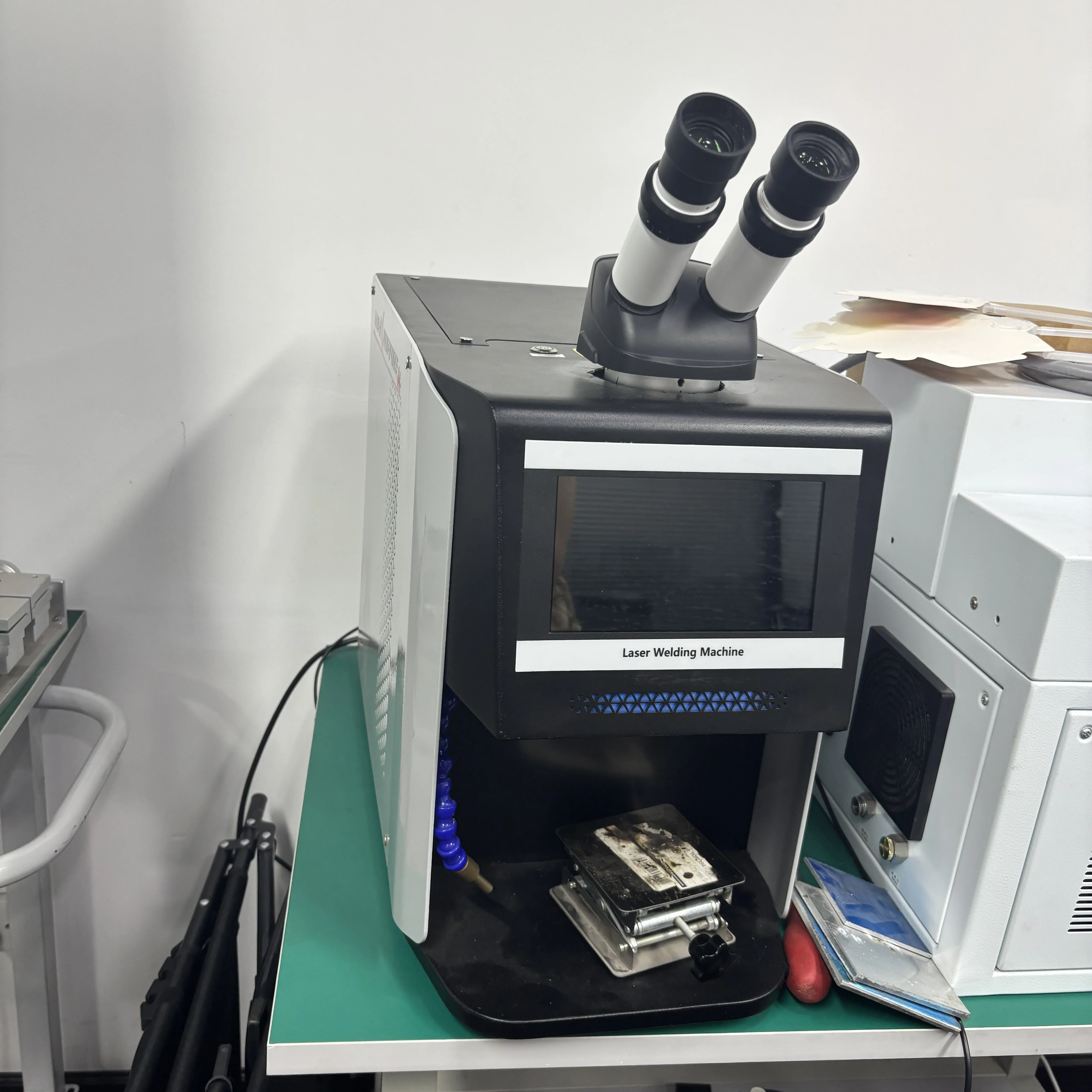 Helder laser welding for jewelry Maxwave revolutionary jewelry technology 200w small laser gold jewelry laser welding machine
Helder laser welding for jewelry Maxwave revolutionary jewelry technology 200w small laser gold jewelry laser welding machine