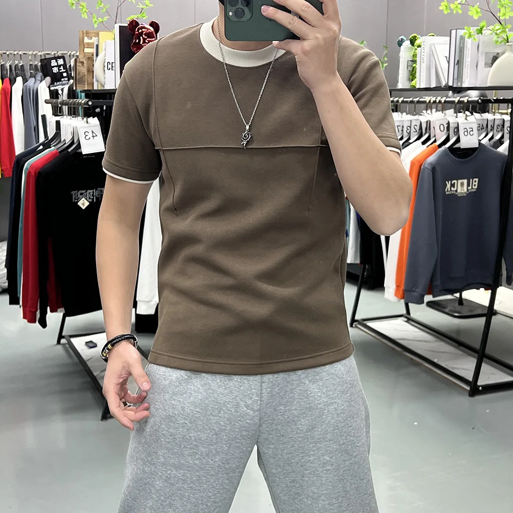 Новая мужская футболка с контрастными цветами, базовая модель с круглым вырезом, универсальный топ с коротким рукавом, модная, стильная, персонализированная молодежная одежда для мужчин
Новая мужская футболка с контрастными цветами, базовая модель с круглым вырезом, универсальный топ с коротким рукавом, модная, стильная, персонализированная молодежная одежда для мужчин