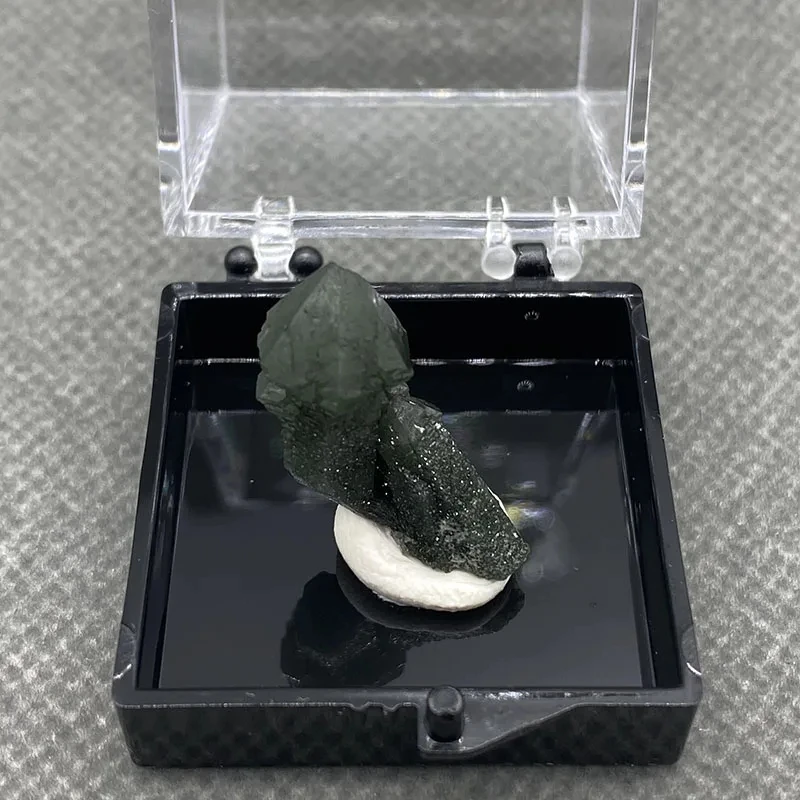 100% Natural Inner Mongolia Green Crystal Cluster Ore Specimen Rare Crystal gem collectibles + Box size:35*35*35mm
100% Natural Inner Mongolia Green Crystal Cluster Ore Specimen Rare Crystal gem collectibles + Box size:35*35*35mm