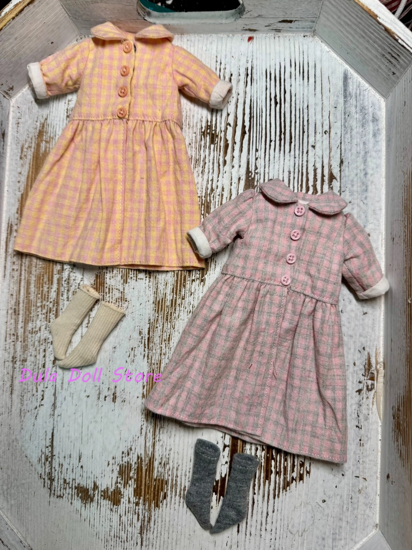 Одежда для кукол Dula Doll: платье-рубашка в клетку (грейпфрутово-розовое и серо-розовое) для Blythe, Landoudou, Landazz, ob24, ob22, Licca 1/6.
Одежда для кукол Dula Doll: платье-рубашка в клетку (грейпфрутово-розовое и серо-розовое) для Blythe, Landoudou, Landazz, ob24, ob22, Licca 1/6.