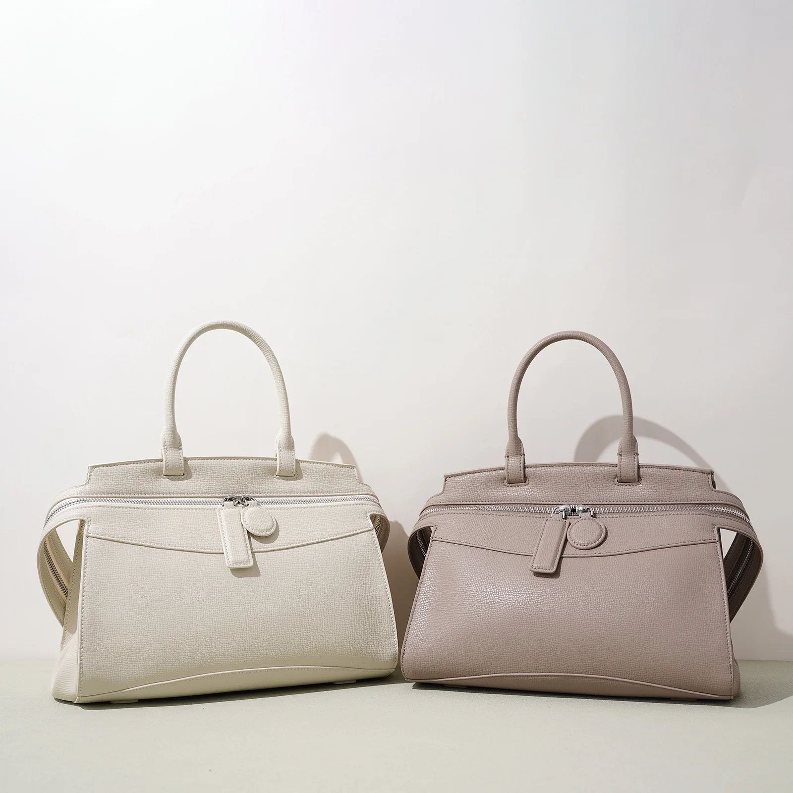 Spring 2026 New Arrival Minimalist Trendy Design Cowhide Handbag High-End Large Capacity Single Shoulder Crossbody Bag for Women
Spring 2026 New Arrival Minimalist Trendy Design Cowhide Handbag High-End Large Capacity Single Shoulder Crossbody Bag for Women