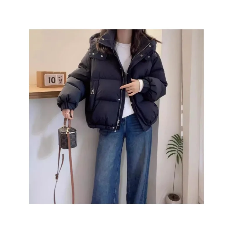 Короткая теплая повседневная женская куртка с капюшоном осенью и зимой 2025 года. Пуховик на хлопковой подкладке. 
Короткая теплая повседневная женская куртка с капюшоном осенью и зимой 2025 года. Пуховик на хлопковой подкладке.