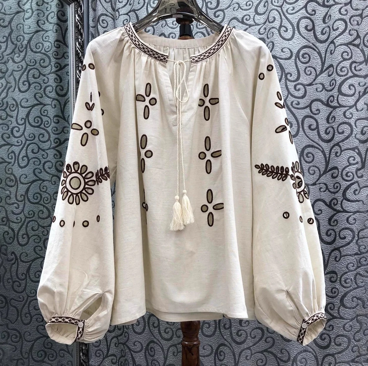 100%Linen Blouse Shirts 2025 Autumn Style Women Tassel String Deco Hollow Out Embroidery Long Sleeve Casual Loose Vintage Tops
100%Linen Blouse Shirts 2025 Autumn Style Women Tassel String Deco Hollow Out Embroidery Long Sleeve Casual Loose Vintage Tops