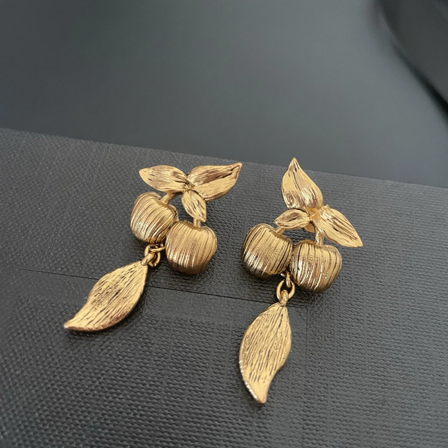 Fashion Designer Gold Plated Brass Cherry Vintage Luxury Earrings Women Lovely Charm Jewelry Trend
Fashion Designer Gold Plated Brass Cherry Vintage Luxury Earrings Women Lovely Charm Jewelry Trend