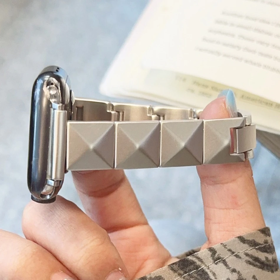 Квадратный металлический браслет с бриллиантами для Apple Watch Band Series S11/10/9/8/7/6/5/Ultra iWatch, стильный ремешок 49/46/45/44/42/41/40/38 мм
Квадратный металлический браслет с бриллиантами для Apple Watch Band Series S11/10/9/8/7/6/5/Ultra iWatch, стильный ремешок 49/46/45/44/42/41/40/38 мм