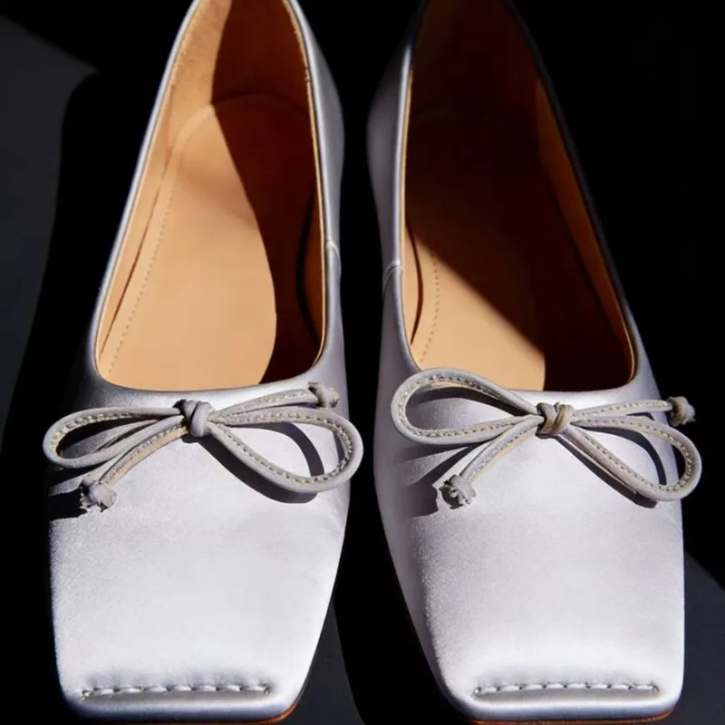 Атласные балетки с квадратным носком и серебряным бантом, весна-лето 2026, на плоской подошве, для повседневной носки, с мягкой подошвой, с неглубоким вырезом, женские туфли
Атласные балетки с квадратным носком и серебряным бантом, весна-лето 2026, на плоской подошве, для повседневной носки, с мягкой подошвой, с неглубоким вырезом, женские туфли