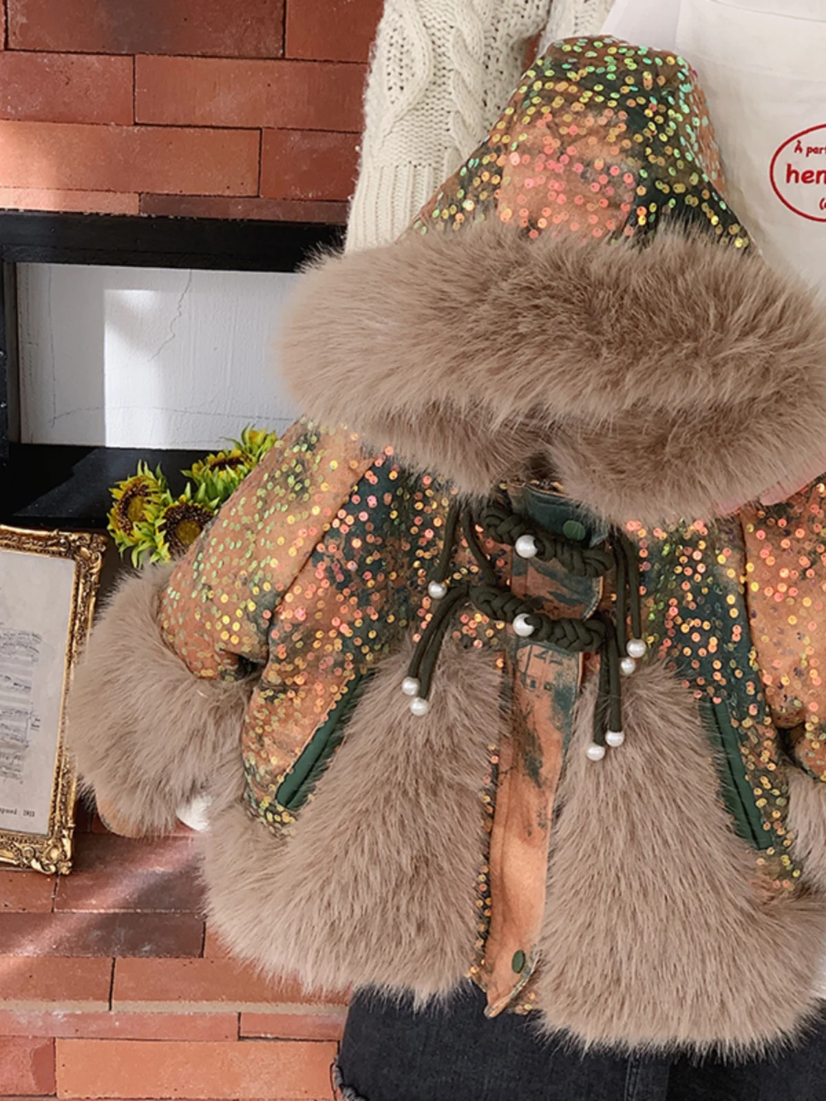 Зимняя куртка с капюшоном Thiened Fce на подкладке для девочек, корейская шуба с мехом для малышей, маленькая парижская ветровка, топ
Зимняя куртка с капюшоном Thiened Fce на подкладке для девочек, корейская шуба с мехом для малышей, маленькая парижская ветровка, топ