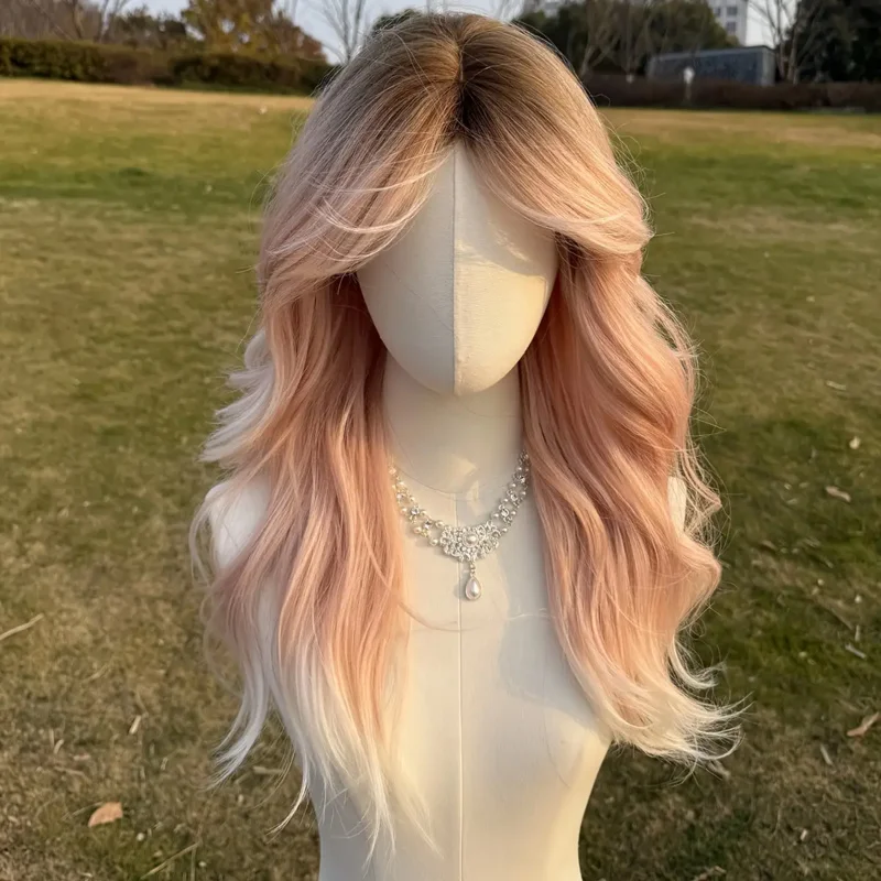 24-дюймовый вьющийся парик с эффектом омбре от розового до светлого цвета с натуральной челкой — дышащая сетчатая шапочка из розовой сетки, синтетическое волокно высокой плотности для повседневного ношения