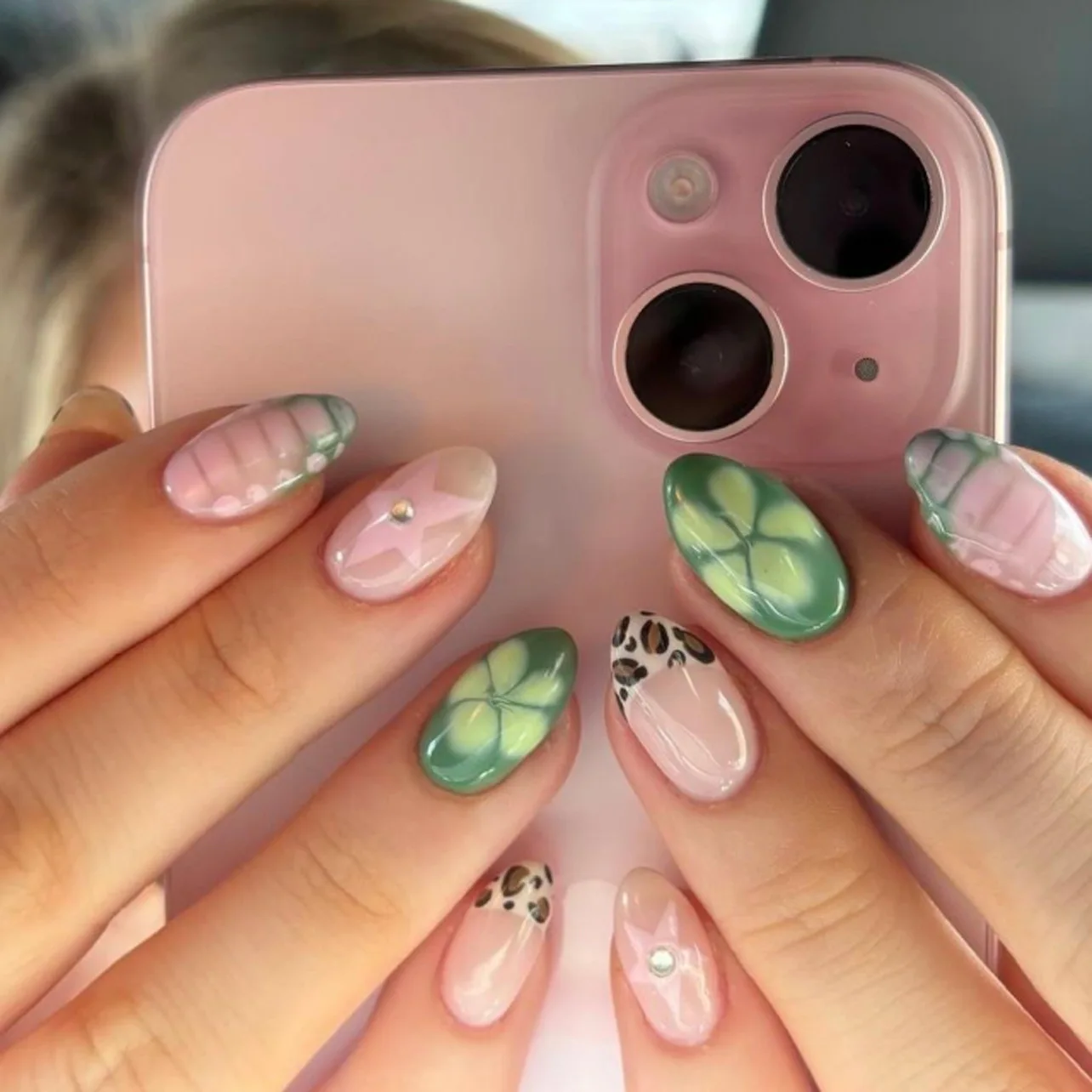 24pcs/set Summer Press-On Nails Almond Shape Short Length - Pink & Green Color-Block Floral & Star Design Nails for Women/Girls
24pcs/set Summer Press-On Nails Almond Shape Short Length - Pink & Green Color-Block Floral & Star Design Nails for Women/Girls