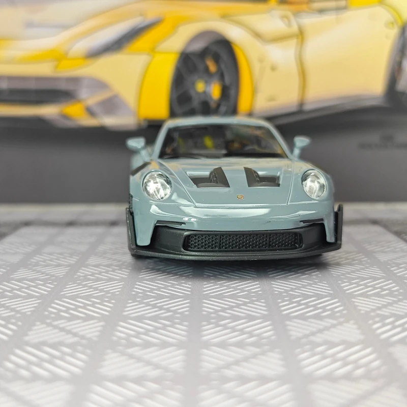 Модель Porsche 911 из сплава, масштаб 1:36, с открывающимися двумя дверями с обеих сторон, богатая детализация, тонкая работа, высокое качество.
Модель Porsche 911 из сплава, масштаб 1:36, с открывающимися двумя дверями с обеих сторон, богатая детализация, тонкая работа, высокое качество.