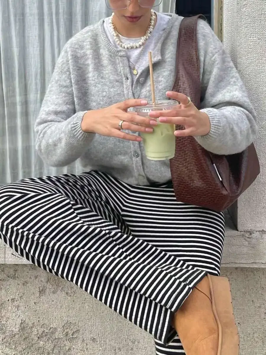 Women Soft Knit Cardigan V-Neck Long Sleeve Button Down Casual Fall Sweater
Women Soft Knit Cardigan V-Neck Long Sleeve Button Down Casual Fall Sweater