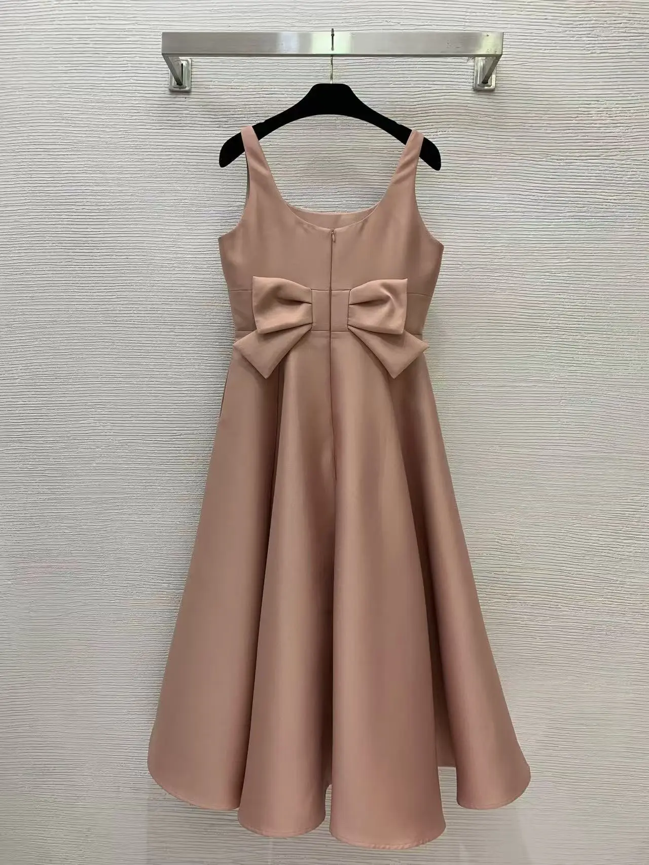Luxury-lite bow tie belted high-waisted wide-skirt slimming halter dress, long banquet dress, elegant and stylish style
Luxury-lite bow tie belted high-waisted wide-skirt slimming halter dress, long banquet dress, elegant and stylish style