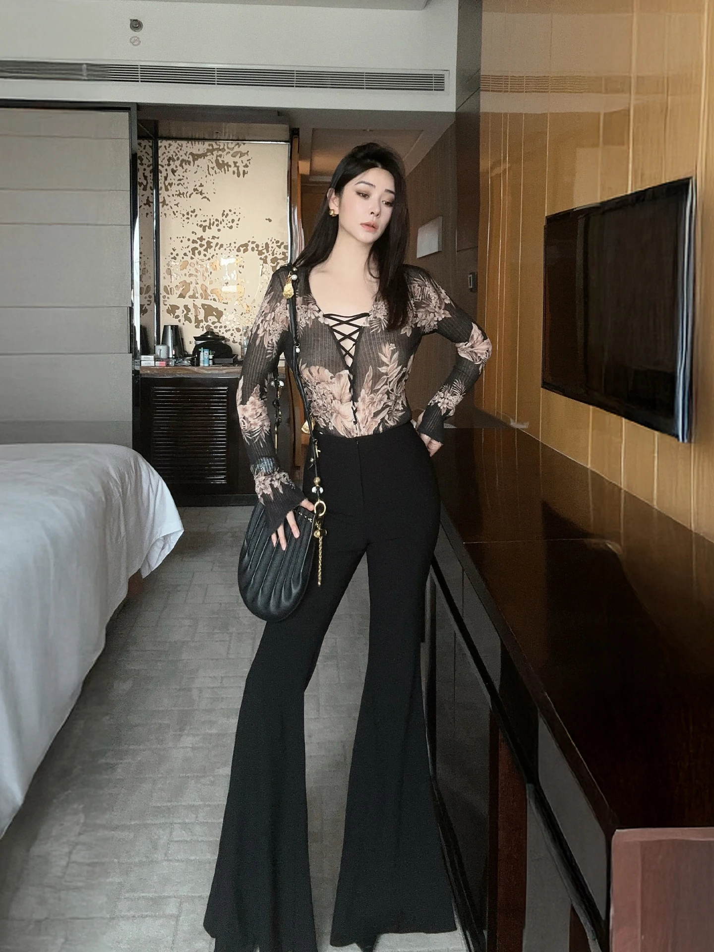 Женские повседневные брюки с высокой талией и прямыми штанинами, модные, универсальные, из черной тканой полиэстеровой ткани
Женские повседневные брюки с высокой талией и прямыми штанинами, модные, универсальные, из черной тканой полиэстеровой ткани