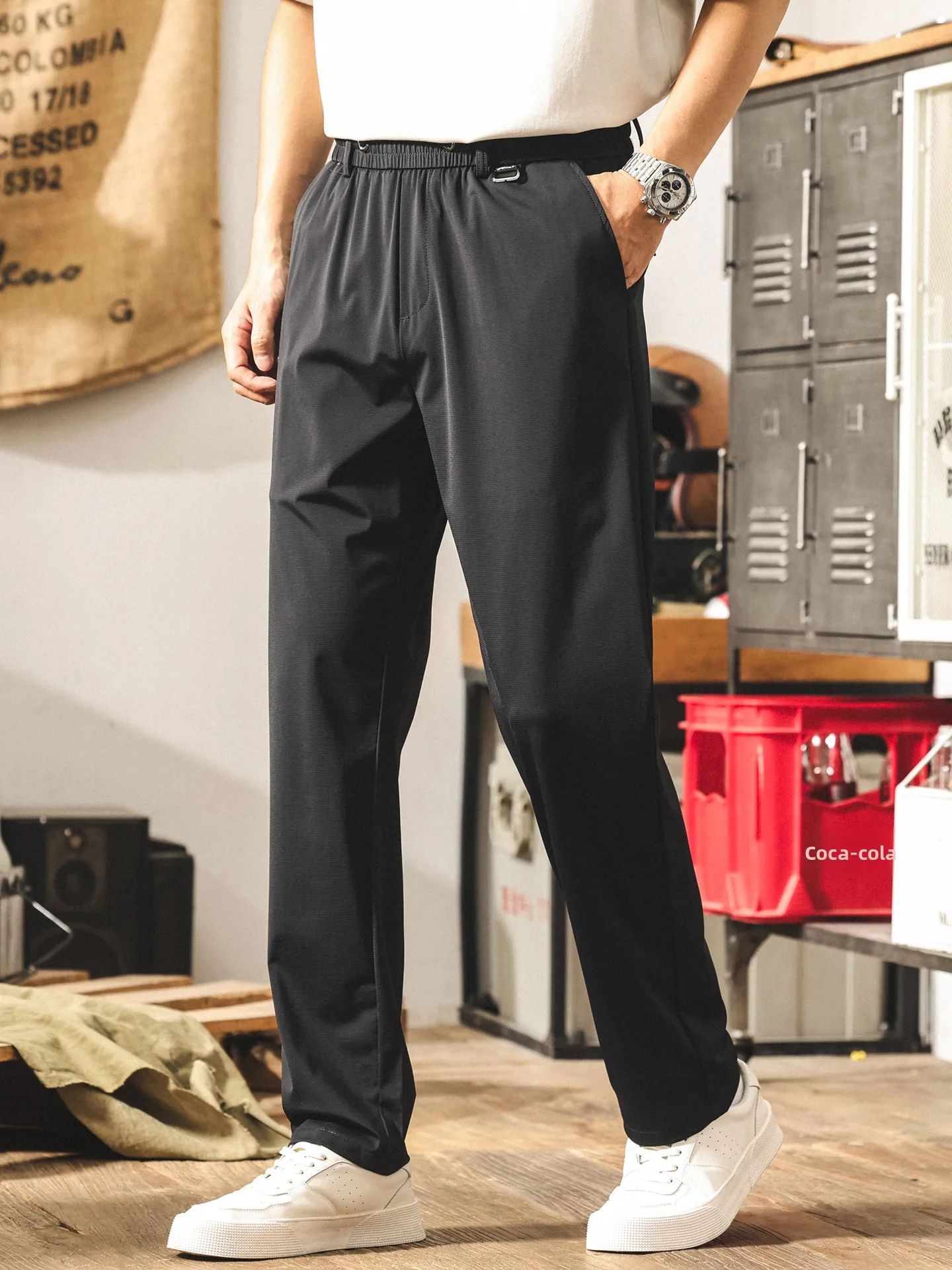 Мужские летние повседневные брюки в американском стиле ретро, прямые брюки из ледяного шелка, тонкие брюки с кондиционером, свободные длинные брюки на молнии со средней талией
Мужские летние повседневные брюки в американском стиле ретро, прямые брюки из ледяного шелка, тонкие брюки с кондиционером, свободные длинные брюки на молнии со средней талией