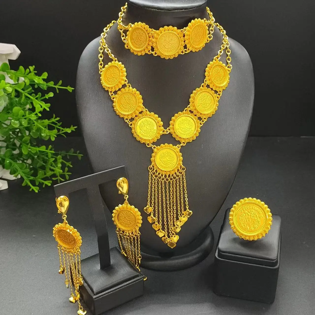 Four-piece portrait Women's gold-plated jewelry Set Middle East Dubai Gold Jewelry Ring Earrings Bracelet Bridal necklace
Four-piece portrait Women's gold-plated jewelry Set Middle East Dubai Gold Jewelry Ring Earrings Bracelet Bridal necklace