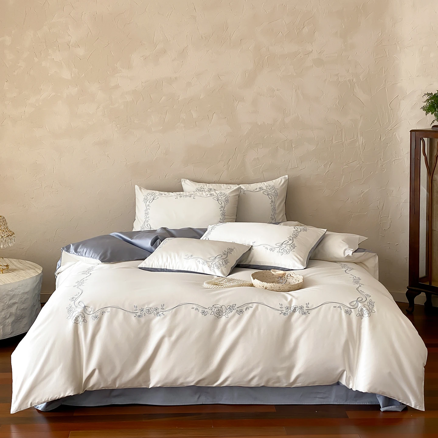 100% Cotton Flowers Embroidery Luxury Bedding Set Queen King Size Duvet Cover Flat/Fitted Bed Sheet Pillowcases 4Pcs
100% Cotton Flowers Embroidery Luxury Bedding Set Queen King Size Duvet Cover Flat/Fitted Bed Sheet Pillowcases 4Pcs
