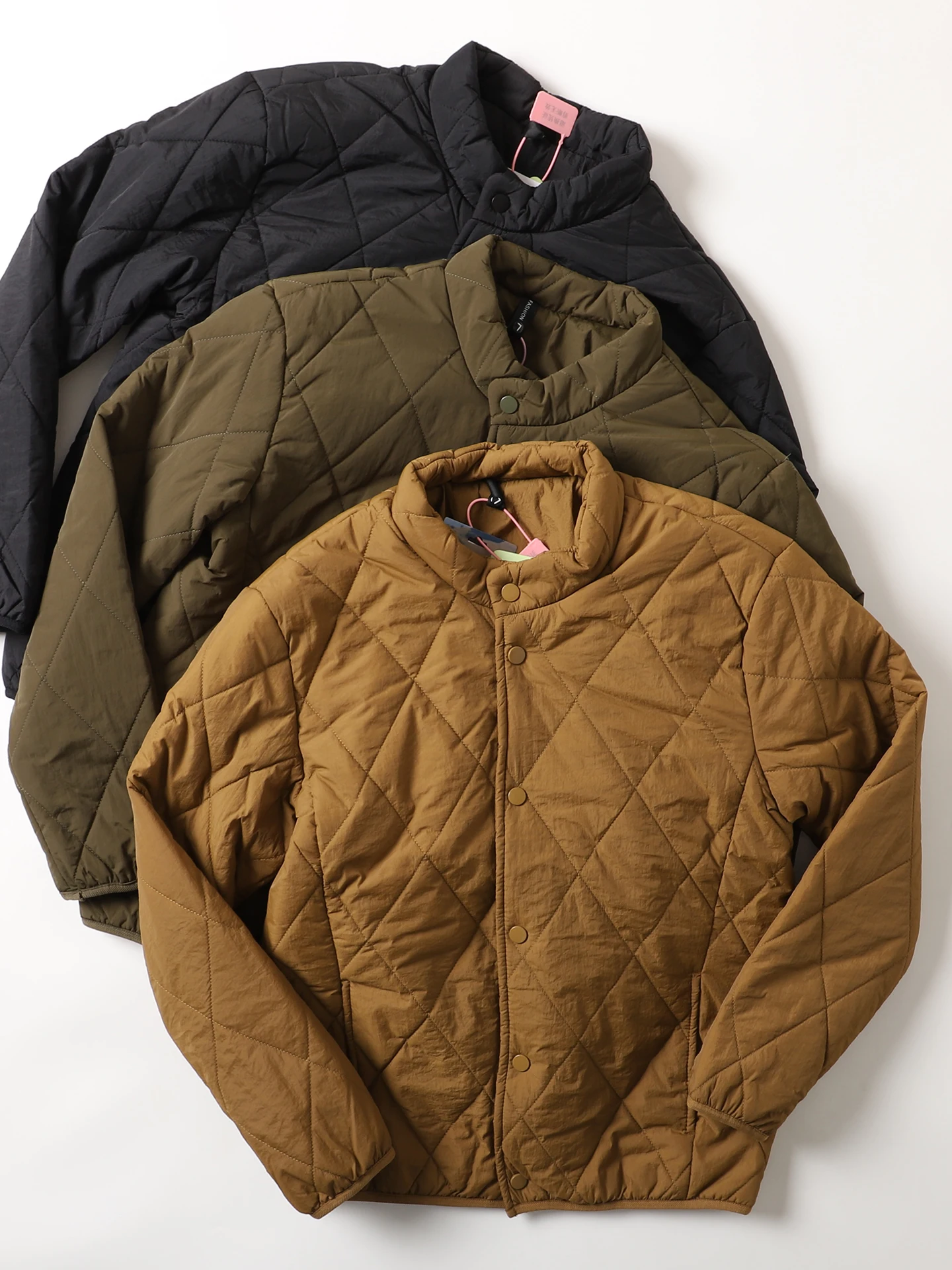 Легкое осенне-зимнее мужское пальто с ромбовидной строчкой, шерстяным наполнителем и хлопковой подкладкой, модное, приталенное, с длинными рукавами, на пуговицах
Легкое осенне-зимнее мужское пальто с ромбовидной строчкой, шерстяным наполнителем и хлопковой подкладкой, модное, приталенное, с длинными рукавами, на пуговицах