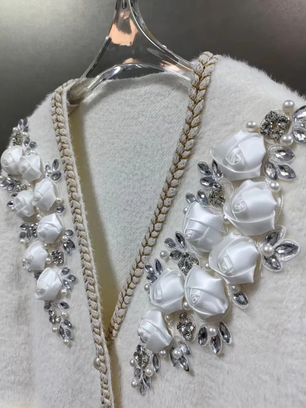 Real Photo Pearls 3D Flowers Stitch Faux Fur Off White Sweater Cardigan For Women Autumn Winter Big Pockets Knitwear Jacket Coat 
Real Photo Pearls 3D Flowers Stitch Faux Fur Off White Sweater Cardigan For Women Autumn Winter Big Pockets Knitwear Jacket Coat