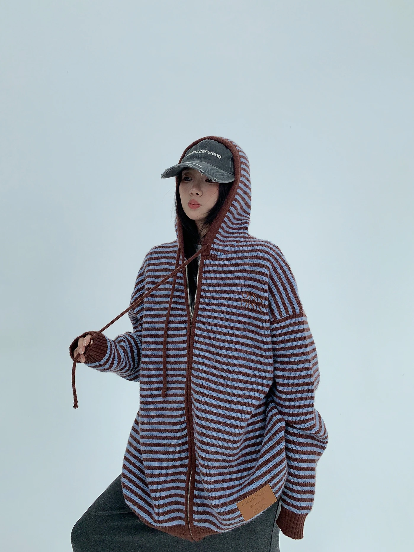 Корейский свитер с капюшоном в ленивую полоску, джет, женский свободный вязаный открытый кардиган, модная осенне-зимняя верхняя одежда
Корейский свитер с капюшоном в ленивую полоску, джет, женский свободный вязаный открытый кардиган, модная осенне-зимняя верхняя одежда