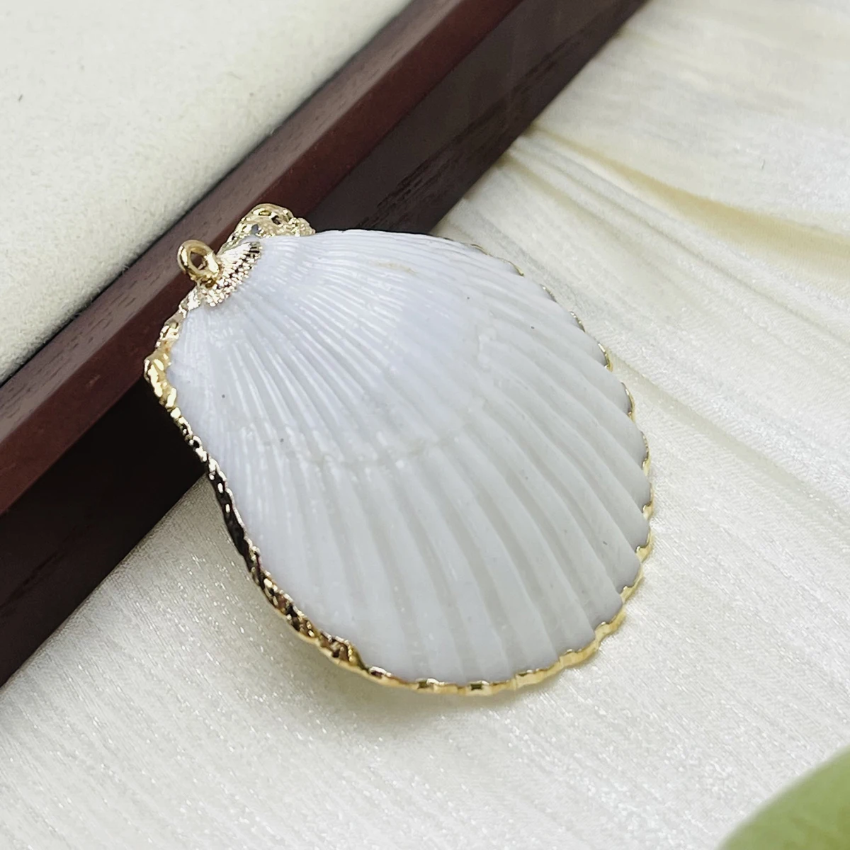 30Pcs/50Pcs Natural Shell Pendant Sector Gold Edge Pendant 40-45mm For Jewelry Making DIY Earrings Bracelet Necklace Accessory
30Pcs/50Pcs Natural Shell Pendant Sector Gold Edge Pendant 40-45mm For Jewelry Making DIY Earrings Bracelet Necklace Accessory
