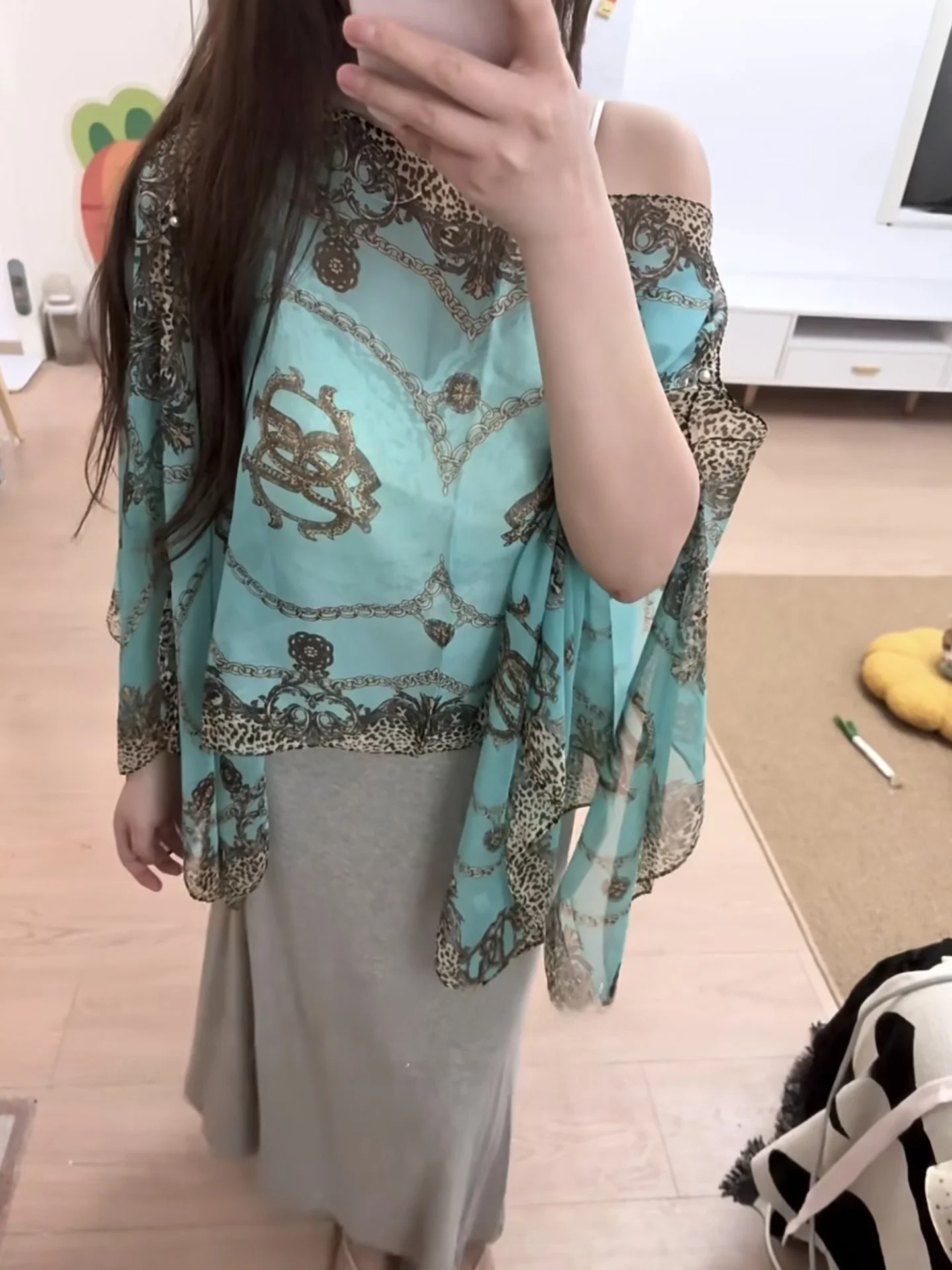 Exotic Print Summer Lightweight Scarf for Women Travel Vacation Sun Protection Thin Model Old Money Style Shawl Wrap Accessory
Exotic Print Summer Lightweight Scarf for Women Travel Vacation Sun Protection Thin Model Old Money Style Shawl Wrap Accessory